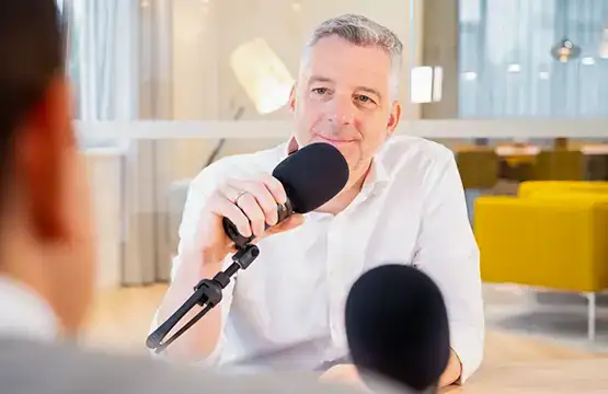 Foto Christoph Bender am Podcast-Mikrofon