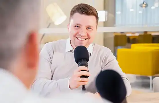 Foto Lukas Loker am Podcast-Mikrofon