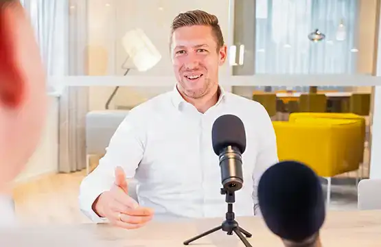Foto Marco Suttrup am Podcast-Mikrofon