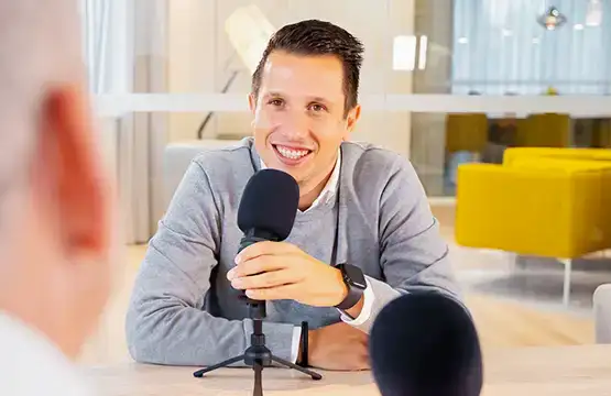 Foto René Aguilar am Podcast-Mikrofon